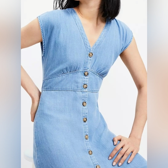 LOFT Denim Chambray Button Down  Sleeveless Mini Defined Waist Size 8 - Picture 1 of 10